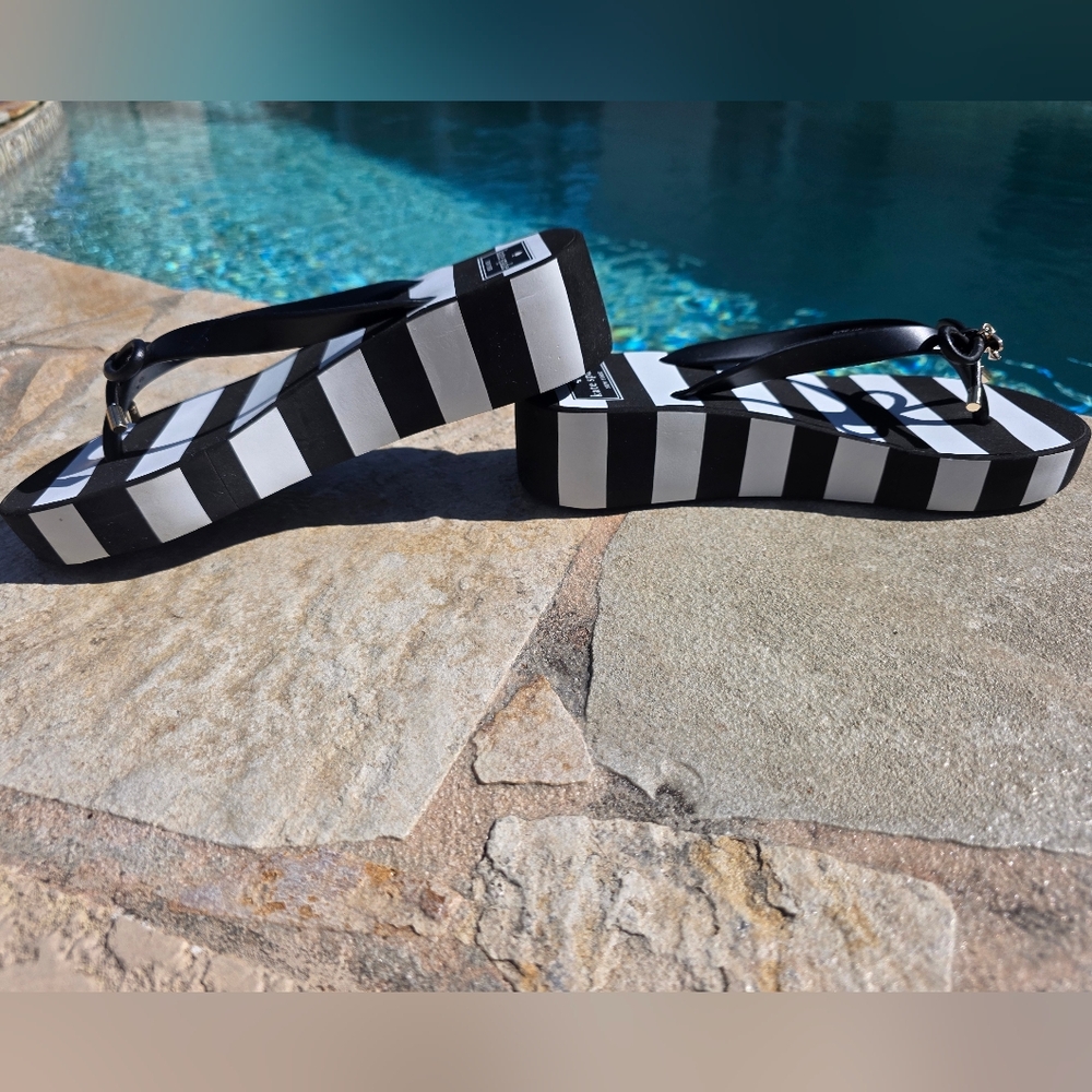 Kate Spade NY Black White Stripe Flip Flop Sandlas Bow Gold Logo SZ- 8 Like New - Picture 12 of 14